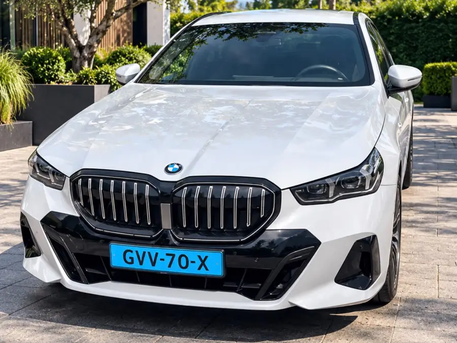 Witte BMW 5-Serie taxi van Taxi Alphen-Chaam