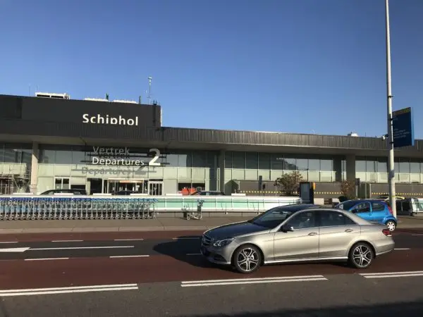Taxi van Alphen naar de luchthaven – luchthavenvervoer