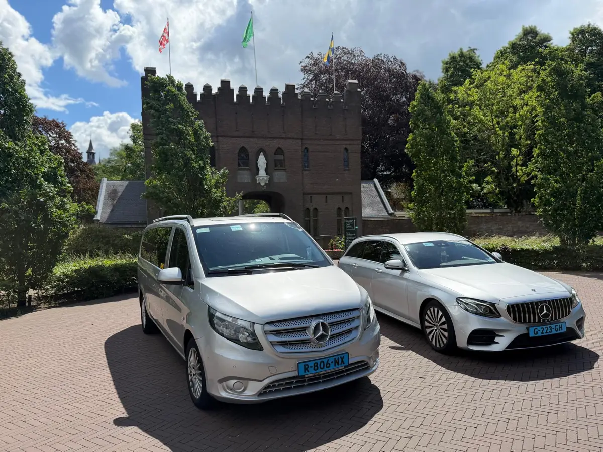 Mercedes Vito taxibus en Mercedes E-Klasse van Taxi Alphen-Chaam